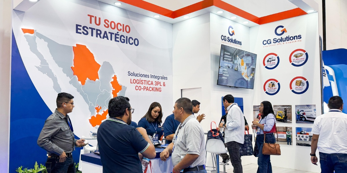 Expo Logistics World Summit 2025 - Equipo comercial atendiendo - CG Solutions
